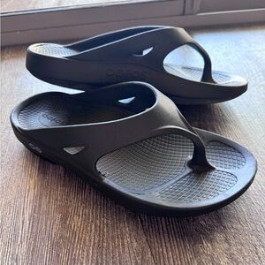 OOFOS Black Comfort Sandals